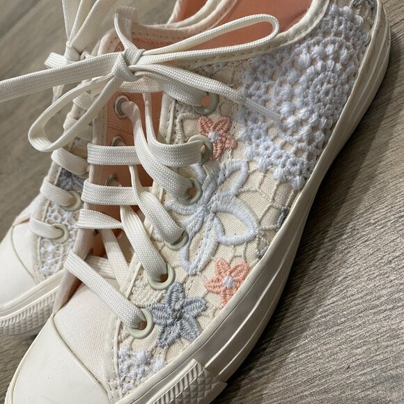 Converse Chuck Taylor All Star Butterfly Crochet Low Top Sneaker 7.5 - Picture 2 of 11